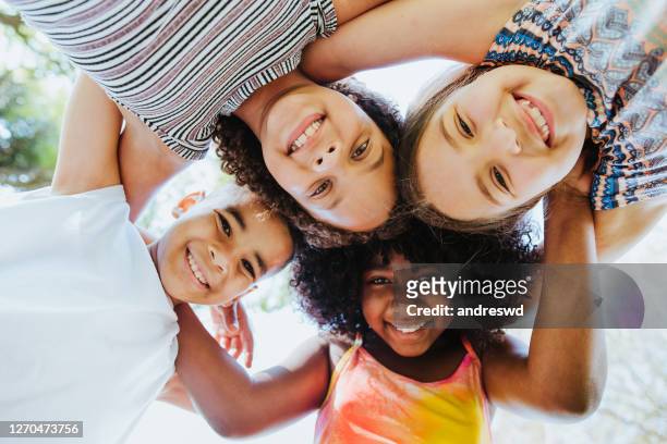 groep kinderen die en de cameradiversiteit glimlachen - kindertijd stockfoto's en -beelden
