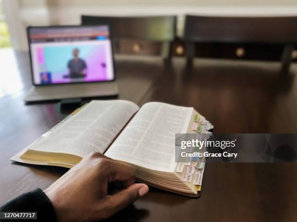 woman watches online church service - theology 個照片及圖片檔