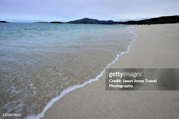 clear water on a beach on the isle of harris - insel harris stock-fotos und bilder