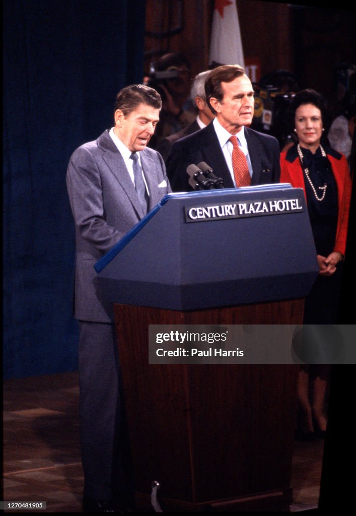 Ronala Ronald Reagan with his wife Nancy Reagan and members of their family ...