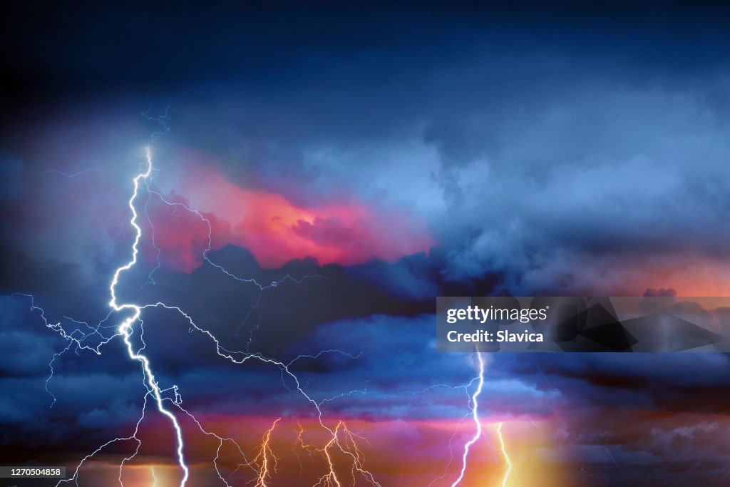 Bliksem tijdens de zomeronweer