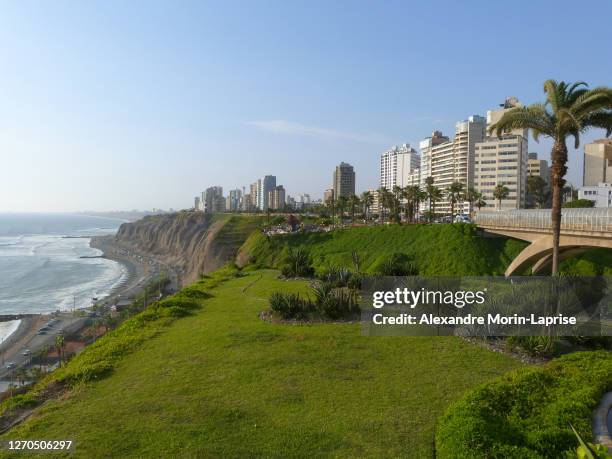 clear sky in larcomar, the mirador of lima city in the area of miraflores - paisajes de peru fotografías e imágenes de stock