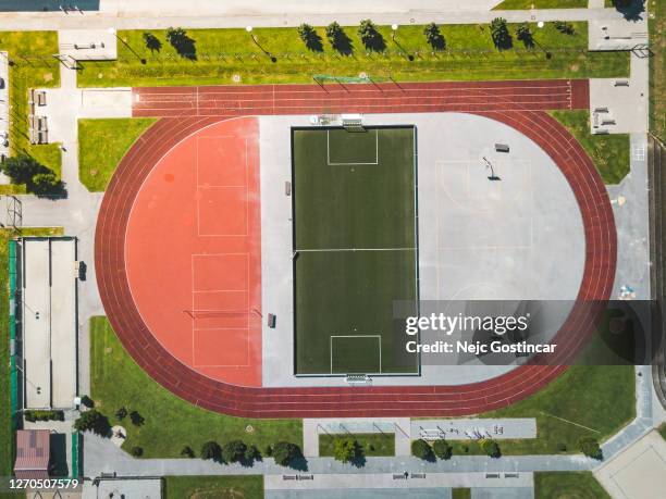 vista aérea superior de un centro deportivo deportivo deportivo y recreativo con pistas de atletismo, fútbol y baloncesto - estadio de atletismo fotografías e imágenes de stock
