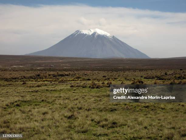 view of the volcano from the pampa in arequipa / peru - arequipa peru stock-fotos und bilder