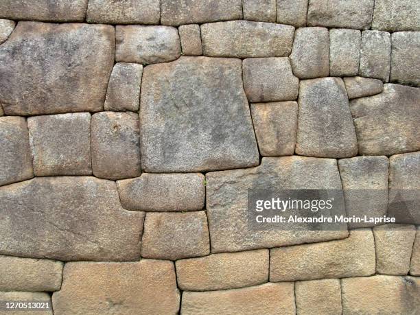 stones perfectly placed in the ancient ruins of inca machu picchu city - andes stock-fotos und bilder