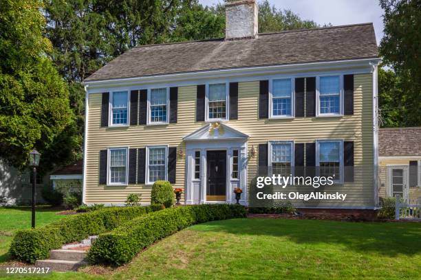 casa de lujo con techo amarillo y gris en sandwich, cape cod, massachusetts. - colonial fotografías e imágenes de stock