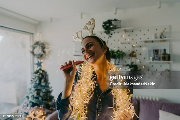 mein solokonzert im wohnzimmer - christmas smartphone stock-fotos und bilder