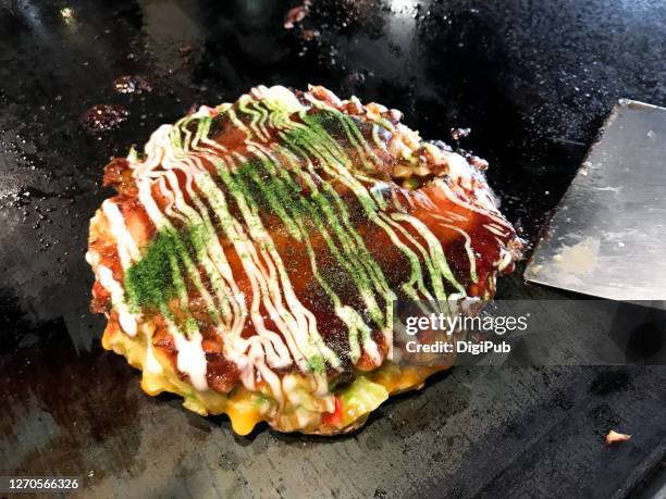 ready to  eat okonomiyaki on griddle - okonomiyaki 個照片及圖片檔