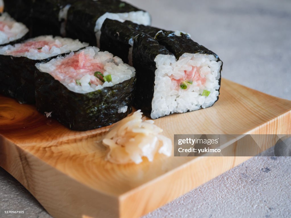 Japanse sushi. Gehakte tonijn rol close-up.