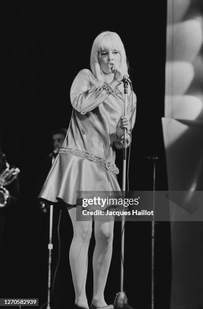 La chanteuse française Sylvie Vartan sur scène à l'Olympia de Paris.