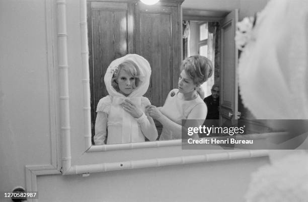 La chanteuse française Sylvie Vartan essaye sa robe de mariée avec sa maman, Ilona Vartan.