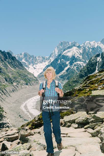 caminhante feminino em trilha acima de chamonix - maciço de mont blanc - fotografias e filmes do acervo