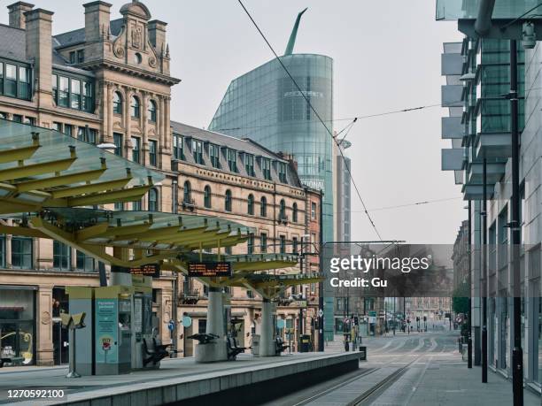 deserted city centre streets in manchester during lockdown period in the coronavirus pandemic. - manchester inghilterra foto e immagini stock