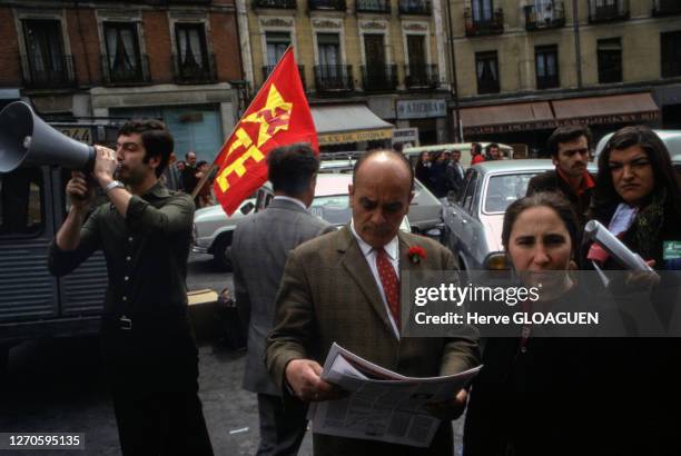 Militants du PTE dans la rue lors de la campagne des élections générales espagnoles dans le quartier du Ramblas, mai 1977, Barcelone, Espagne.