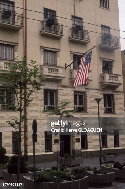 Drapeau américain flottant sur la façade de l'ambassade américaine, mai 1988, Belgrade , Serbie.