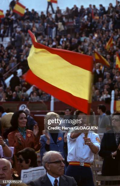 Sympathisante brandissant un drapeau espagnol au meeting de l'Alliance populaire lors de la campagne des élections générales espagnoles en mai 1977,...