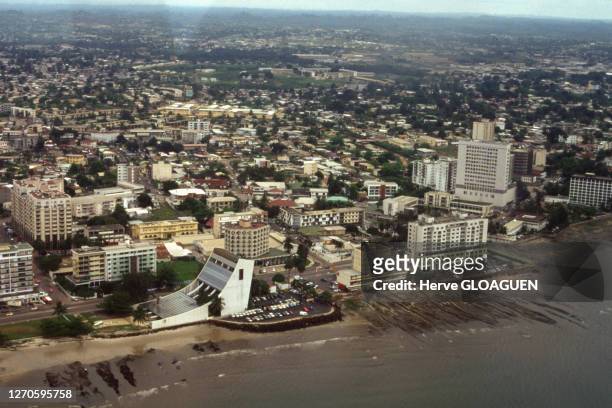 Vue du port de Libreville, en 1993, Gabon.