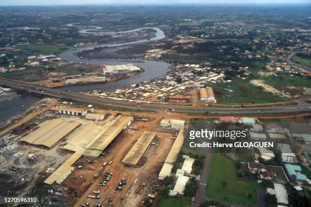 Vue du port de Libreville, en 1993, Gabon.