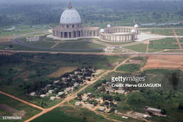 Vue de la basilique Notre-Dame de la Paix de Yamoussoukro, en 1995, Côte d'Ivoire.