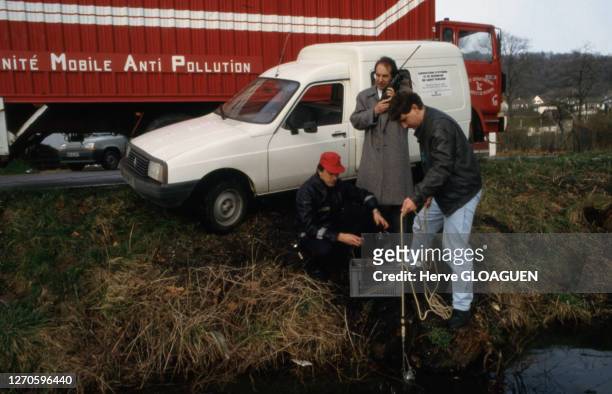 Contrôle de la pollution de l'eau d'un lac à Nancy, en mars 1988, en Meurthe-et-Moselle, France.
