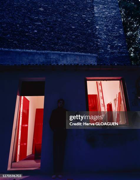 Artiste plasticien connu pour ses nombreuses réalisations de pots de fleurs remplis de béton, Jean-Pierre Raynaud en 1969