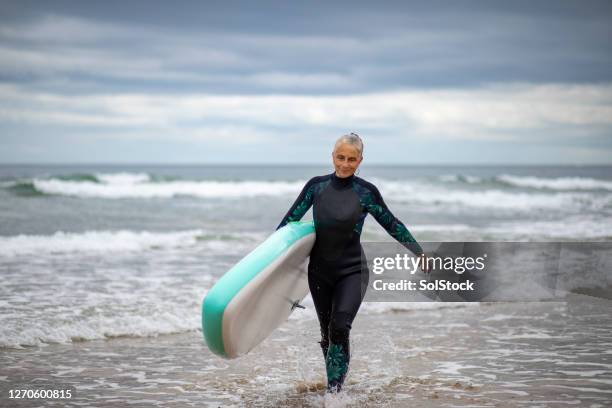 ich liebe surfen - grey hair cool woman stock-fotos und bilder