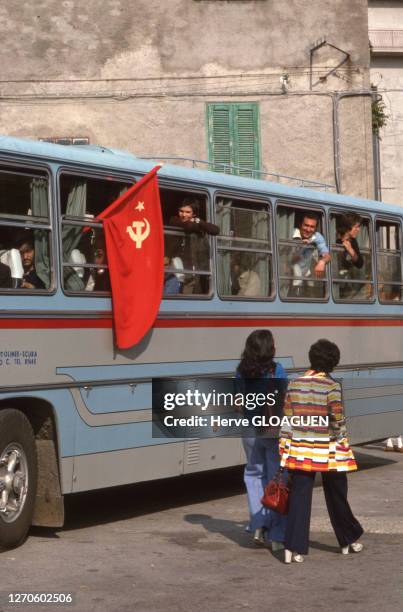 Bus de campagne du Parti Communiste italien , mai 1976, Cosenza, Italie.