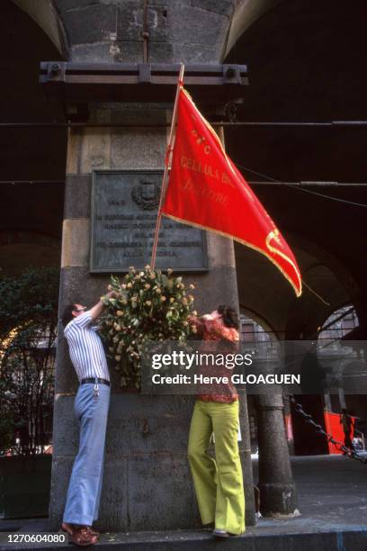 Militants du Parti Communiste Italien installant un drapeau rouge Milan, Italie.