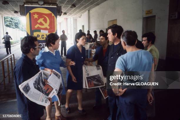 Militants du Parti Communiste Italien distribuant des journaux aux ouvriers de l'usine Marelli Sesto San Giovanni en banlieue de Milan, Italie.