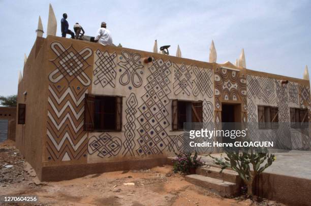 Façade décorée d'une maison à Zinder, en juillet 1990, Niger.