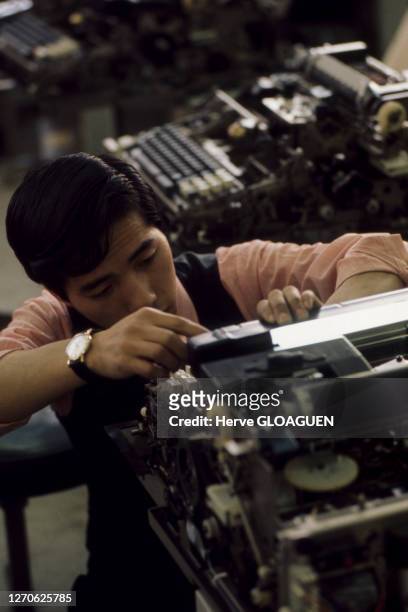 Apprentissage de la fabrication de matériel électronique dans le centre formation de la société 'Olivetti' à Tokyo, en mars 1986, Japon.