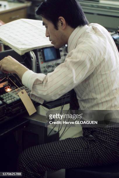 Apprentissage de la fabrication de matériel électronique dans le centre formation de la société 'Olivetti' à Tokyo, en mars 1986, Japon.