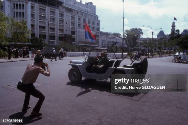 Combatants Viet-Congs se faisant photographier dans la rue lors de la chute de Saïgon , le 30 avril 1975, Viêt Nam.