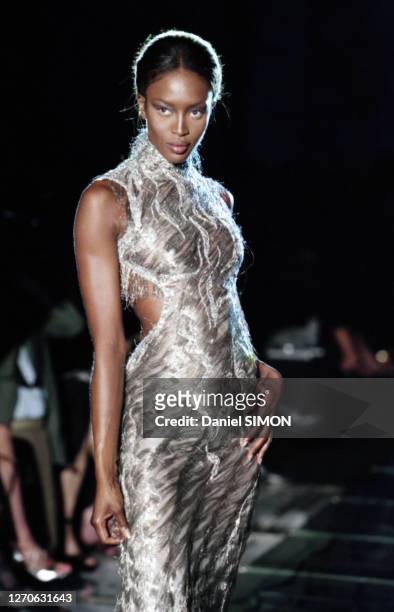 Naomi Campbell lors du défilé Versace, Haute Couture, collection Automne/Hiver 1998/99 à Paris en juillet 1998, France