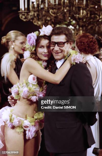 Laetitia Casta et Yves Saint-Laurent à la fin de son défilé Haute Couture, collection Printemps/été 1999 à Paris en janvier 1999, France