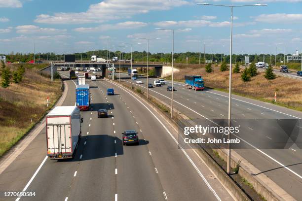 m1 motorway in bedfordshire, england - m1 motorway sign stock pictures, royalty-free photos & images
