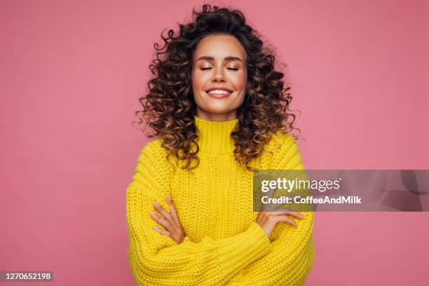 ritratto di giovane donna con i capelli ricci in maglione giallo - donna occhi chiusi foto e immagini stock