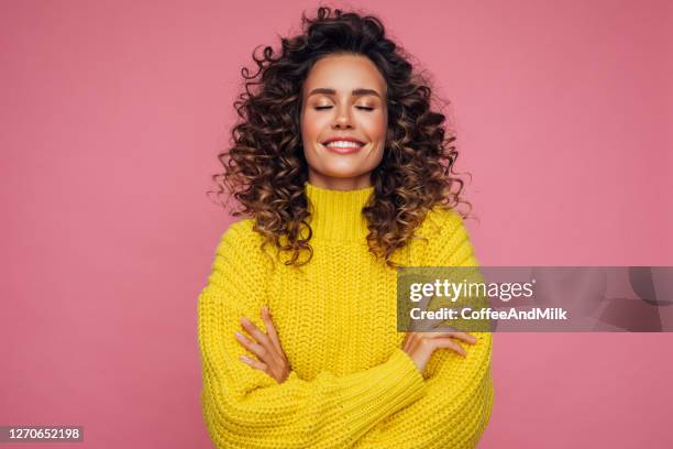 portret van een jonge vrouw met krullend haar in gele trui - autumn makeup stockfoto's en -beelden