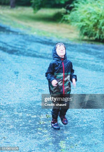 plezier in een regenbui - heavy rain stockfoto's en -beelden