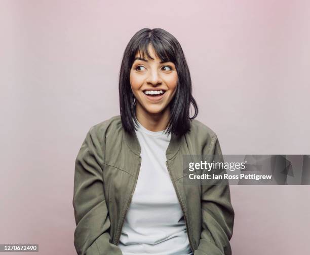 cute latina woman looking surprised - aufregung stock-fotos und bilder