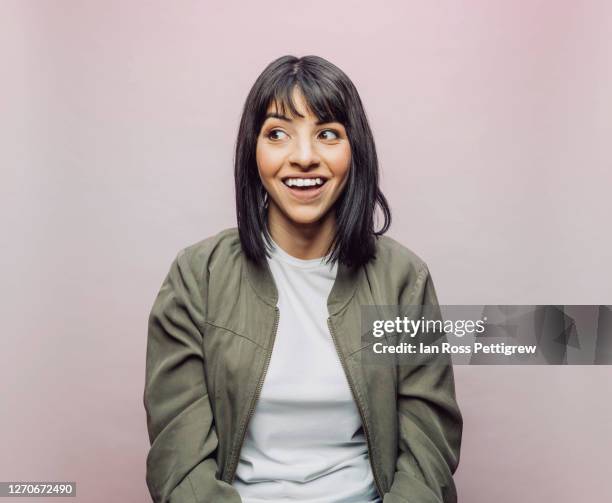 cute latina woman looking surprised - surprise portrait photos et images de collection