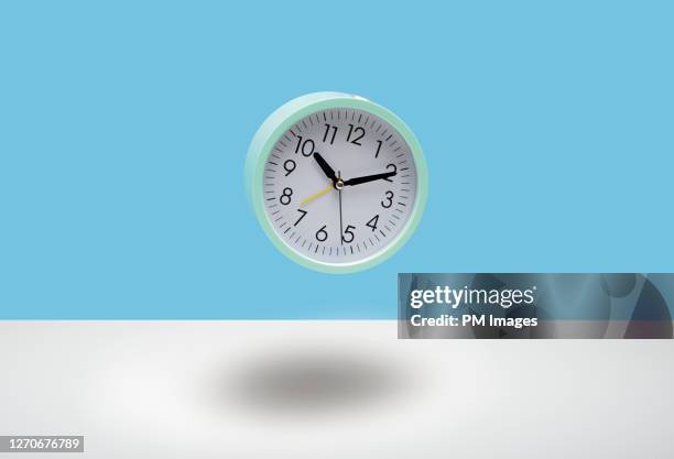 clock in mid air - analog clock imagens e fotografias de stock