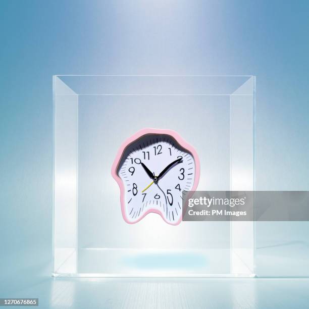 melting clock in clear box - transparent box stock pictures, royalty-free photos & images