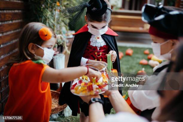 bambini piccoli ad una festa di halloween - halloween foto e immagini stock