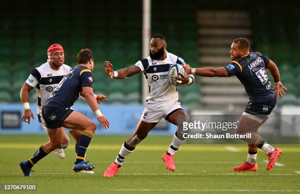 Semi Radradra of Bristol Bears holds off Francois Venter and Ollie Lawrence of Worcester Warriors during the Gallagher Premiership Rugby match...