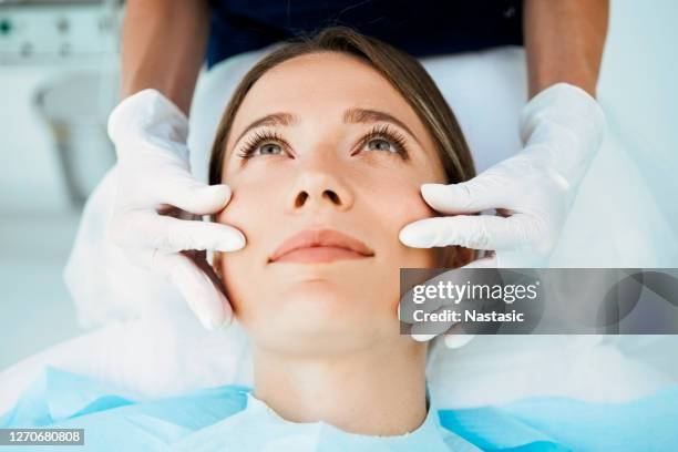 kosmetologe bereitet sich auf gesichtsbehandlungen vor - beauty treatment face stock-fotos und bilder