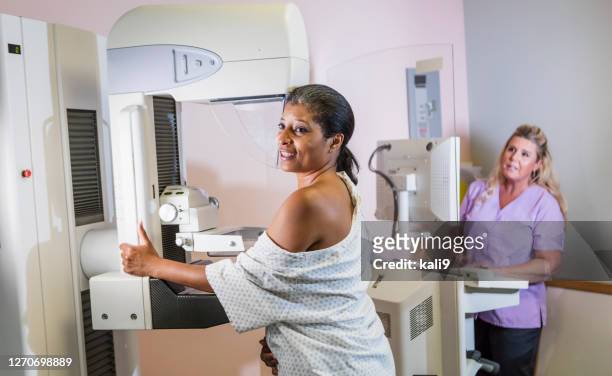 afrikaans-amerikaanse vrouw die een mammogram krijgt - mammogram stockfoto's en -beelden