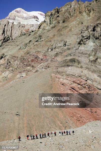 climbers ascending aconcagua, argentina - mount aconcagua stock pictures, royalty-free photos & images