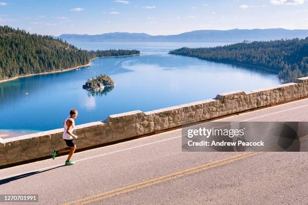 a man is running in a marathon race. - サウスレイク�タホ ストックフォトと画像