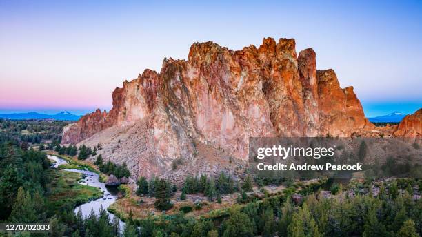 scenic view of smith rocks state park and crooked river in oregon, usa - smith rock state park stockfoto's en -beelden